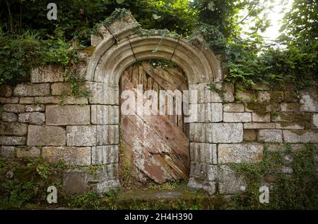 Porta d'ingresso, cancello, portale, Locronan (Lokorn), Finistere, Bretagna, Francia Foto Stock