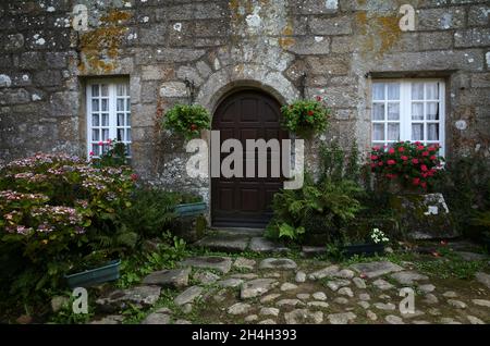 Porta d'ingresso, cancello, portale, Locronan (Lokorn), Finistere, Bretagna, Francia Foto Stock