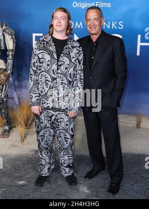 WEST HOLLYWOOD, LOS ANGELES, CALIFORNIA, USA - NOVEMBRE 02: Gli attori Caleb Landry Jones e Tom Hanks arrivano al 'Finch' di Los Angeles Premiere of Apple Original Films, tenuto presso il Pacific Design Center il 2 Novembre 2021 a West Hollywood, Los Angeles, California, Stati Uniti. (Foto di Xavier Collin/Image Press Agency) Foto Stock