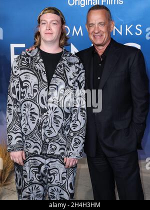 WEST HOLLYWOOD, LOS ANGELES, CALIFORNIA, USA - NOVEMBRE 02: Gli attori Caleb Landry Jones e Tom Hanks arrivano al 'Finch' di Los Angeles Premiere of Apple Original Films, tenuto presso il Pacific Design Center il 2 Novembre 2021 a West Hollywood, Los Angeles, California, Stati Uniti. (Foto di Xavier Collin/Image Press Agency) Foto Stock