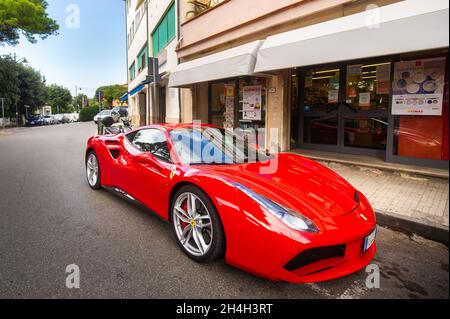 10 ottobre 2018 Castiglioncello, Toscana, Italia. Auto sportiva italiana Ferrari 488 GTB su una strada cittadina. Foto Stock