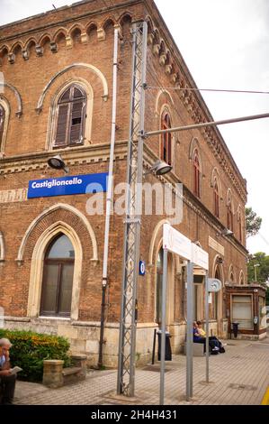 10 ottobre 2018.Castiglioncello, Livorno, Toscana, Italia: Una vecchia stazione ferroviaria in un antico borgo sulla costa ligure. Foto Stock