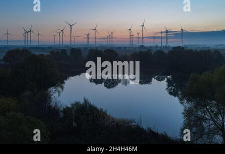 Jacobsdorf, Germania. 03 novembre 2021. Atmosfera mattutina sopra il parco di energia eolica 'Odervorland' (vista aerea con un drone). La Conferenza delle Nazioni Unite sul cambiamento climatico (COP26) si svolge a Glasgow dal 31 ottobre. Per due settimane, circa 200 paesi stanno lottando per trovare il modo di contenere la crisi climatica. Credit: Patrick Pleul/dpa-Zentralbild/dpa/Alamy Live News Foto Stock