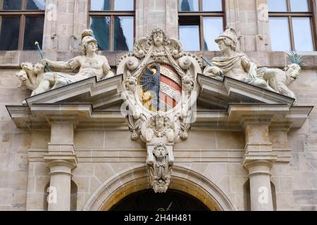 Figure e stemma sopra il portale sulla facciata, Vecchio Municipio, anche Wolff's Building, Norimberga, Franconia, Baviera, Germania Foto Stock