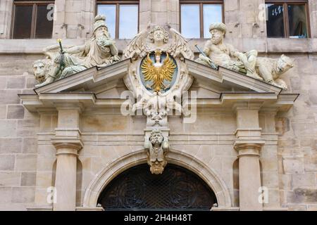 Figure sopra il portale sulla facciata, il Vecchio Municipio, anche Wolff's Building, Norimberga, Franconia, Baviera, Germania Foto Stock