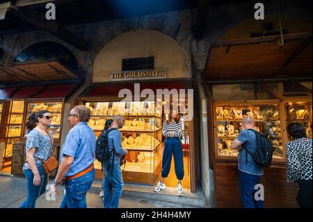 11 ottobre 2018.Tuscany.ITALY.FLORENCE: Gioielleria e turisti sul Ponte Vecchio. Foto Stock