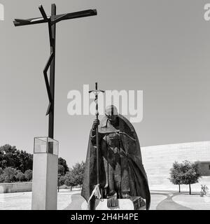 Statua di Papa Giovanni Paolo II, scultore Czeslaw Dzwigaj e croce monumentale Cruz alta, scultore Robert Schad, Santuario di Fatima, Fatima, Ourem Foto Stock