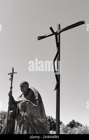 Statua di Papa Giovanni Paolo II, scultore Czeslaw Dzwigaj e croce monumentale Cruz alta, scultore Robert Schad, Santuario di Fatima, Fatima, Ourem Foto Stock