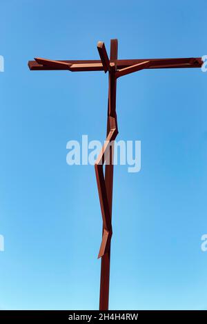 Croce quadrata di acciaio cortina contro un cielo blu, Cruz alta, scultore Robert Schad, Santuario di Fatima, Fatima, Ourem, Santarem, Portogallo Foto Stock