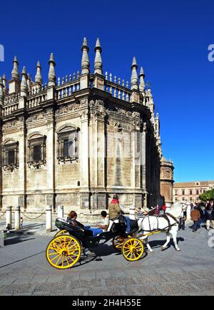 Cattedrale di Santa Maria del See (Catedral de Santa Maria de la Sede) con una carrozza trainata da cavalli in primo piano, Siviglia, Spagna. Foto Stock