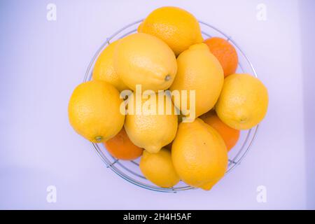Primo piano di limoni e arance in ciotola Foto Stock