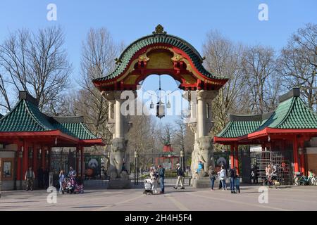 Elephant Gate, Zoological Garden, Budapester Strasse, Tiergarten, Berlino, Germania Foto Stock