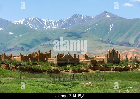 Cimitero nella zona di Kochkor, Song-Kol Lake Road, provincia di Naryn, Kirghizistan, Asia centrale Foto Stock