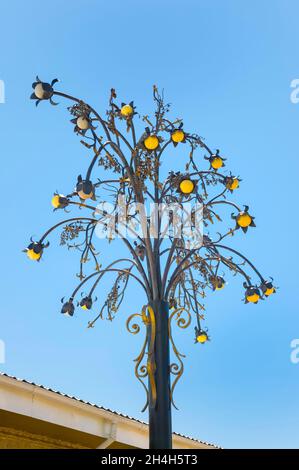 Lampada da strada decorata, complesso culturale Ruh Ordo, che prende il nome dal famoso scrittore kirghiso Chinghiz Aitmatov, Lago Issyk Kul, Cholpon-ATA, Kirghizistan Foto Stock