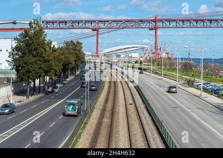 Brasilia Avenue e il 25 Aprile Bridge, ex ponte Salazar, sul fiume Tago, Lisbona, Portogallo Foto Stock