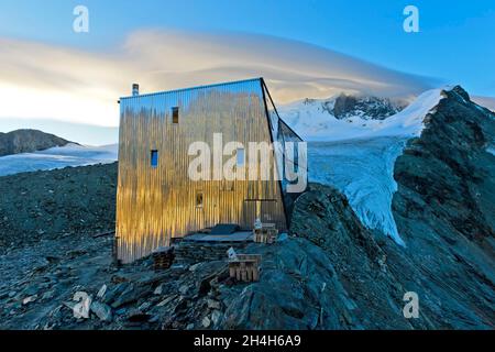 Tramonto al rifugio Cabane de Tracuit, Zinal, Val d'Anniviers, Vallese, Svizzera Foto Stock