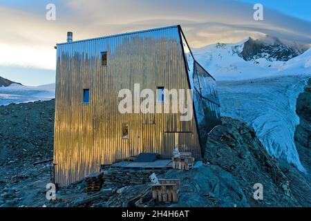 Tramonto al rifugio Cabane de Tracuit, Zinal, Val d'Anniviers, Vallese, Svizzera Foto Stock