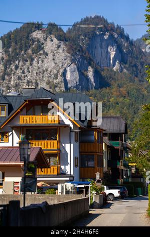 Case colorate lungo la strada della città di Salzkammergut in Austria.Europe. Foto Stock