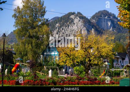 Case colorate lungo la strada della città di Salzkammergut in Austria.Europe. Foto Stock