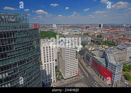 Potsdamer Platz con la Torre della Bahn, vista verso la porta di Brandeburgo e il Memoriale dell'Olocausto, Berlino-Tiergarten, Berlino, Germania Foto Stock