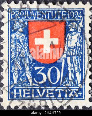 Svizzera - Circa 1924: Francobollo stampato in Svizzera con stemma federale della Svizzera con il cavaliere della Borgogna e un Foto Stock