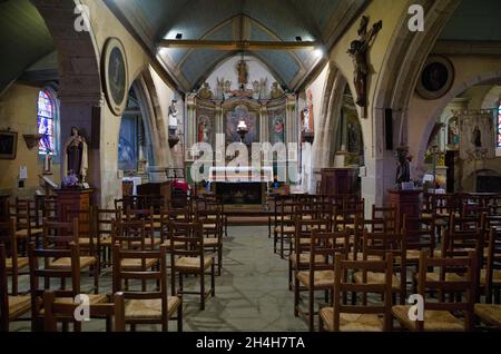 Interno e altare della chiesa costiera Eglise Saint-Michel, Saint-Michel-en-Greve (Breton: Lokmikael-an-Traezh), Cotes-d'Armor, Bretagna, Francia Foto Stock