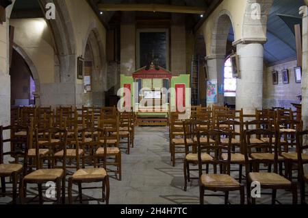 Doppio pianoforte all'interno della chiesa costiera Eglise Saint-Michel, Saint-Michel-en-Greve (Breton: Lokmikael-an-Traezh), Cotes-d'Armor Foto Stock