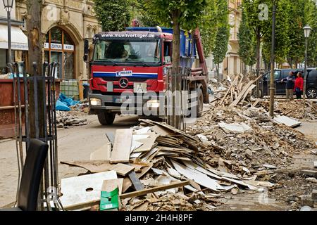 Disastro alluvionale 2021, rifiuti e cumuli di rifiuti nel centro della città, Bad Neuenahr-Ahrweiler, Ahrtal, Eifel, Renania-Palatinato, Germania Foto Stock