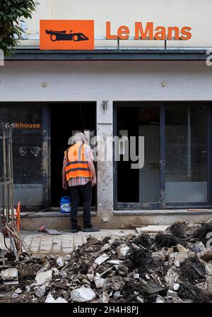 Inondazione disastro 2021, un uomo guarda in un negozio distrutto, Bad Neuenahr-Ahrweiler, Ahrtal, Eifel, Renania-Palatinato, Germania Foto Stock