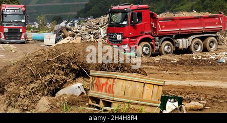 Trasporti di rifiuti nella valle di Ahr, disastro alluvione 2021, Bad Neuenahr-Ahrweiler, Renania-Palatinato, Germania Foto Stock