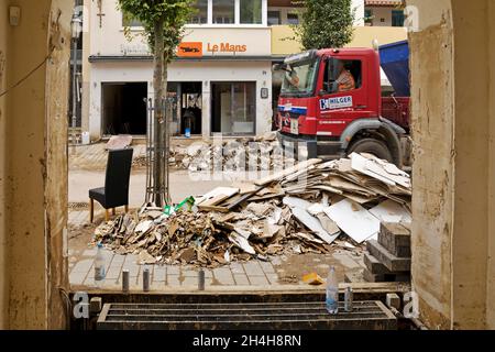 Disastro alluvionale 2021, rifiuti e cumuli di rifiuti nel centro della città, Bad Neuenahr-Ahrweiler, Ahrtal, Eifel, Renania-Palatinato, Germania Foto Stock