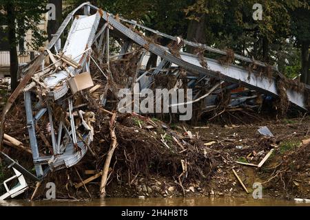 Disastro alluvione 2021, ponte distrutto sul fiume Ahr, giardino termale, Bad Neuenahr-Ahrweiler, valle Ahr, Eifel, Renania-Palatinato, Germania Foto Stock