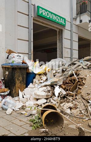 Disastro alluvione 2021, montagna di rifiuti di fronte ad una compagnia assicurativa Provincial, Bad Neuenahr-Ahrweiler, valle Ahr, Eifel, Renania-Palatinato Foto Stock