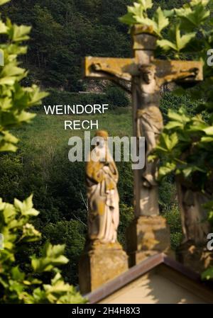 Guarda il passato di Cristo sulla Croce alla Scrittura Weindorf Rech im Ahrgebirge, Rech, Ahrtal, Eifel, Renania-Palatinato, Germania Foto Stock