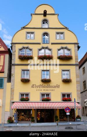 Mercato di Natale di Kaethe Wohlfahrt, Città Vecchia, Rothenburg ob der Tauber, Valle Tauber, Franconia, Baviera, Germania Foto Stock