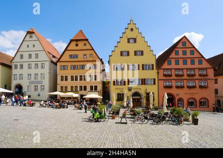 Case a volta sulla piazza del mercato, città vecchia, Rothenburg ob der Tauber, Valle Tauber, Franconia, Baviera, Germania Foto Stock