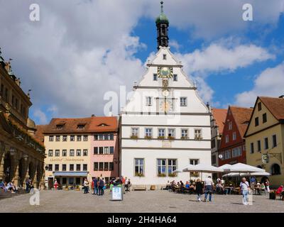 Ratstinkstube e informazioni turistiche sulla Piazza del mercato, Città Vecchia, Rothenburg ob der Tauber, Valle Tauber, Franconia, Baviera, Germania Foto Stock