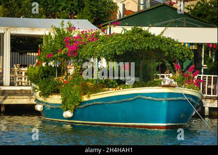 Vista sul lungofiume con le barche e il canale in Dalyan.Turkey. Foto Stock