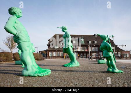 Viaggiare Giants in the Wind, gruppo di sculture, Westerland, Sylt, Isola Frisone Nord, Frisia settentrionale, Schleswig-Holstein, Germania Foto Stock