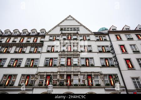 La via Kaufinger è una delle strade più antiche di Monaco e insieme alla Neuhauser Street uno dei Le più importanti vie dello shopping a Munic Foto Stock