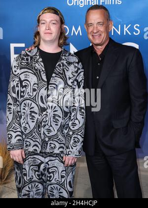 West Hollywood, Stati Uniti. 2 novembre 2021. WEST HOLLYWOOD, LOS ANGELES, CALIFORNIA, USA - NOVEMBRE 02: Gli attori Caleb Landry Jones e Tom Hanks arrivano al 'Finch' di Los Angeles Premiere of Apple Original Films, tenuto presso il Pacific Design Center il 2 Novembre 2021 a West Hollywood, Los Angeles, California, Stati Uniti. (Foto di Xavier Collin/Image Press Agency/Sipa USA) Credit: Sipa USA/Alamy Live News Foto Stock