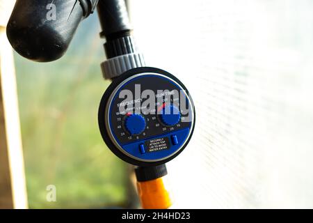 timer di irrigazione a goccia nel primo piano della serra. Foto Stock