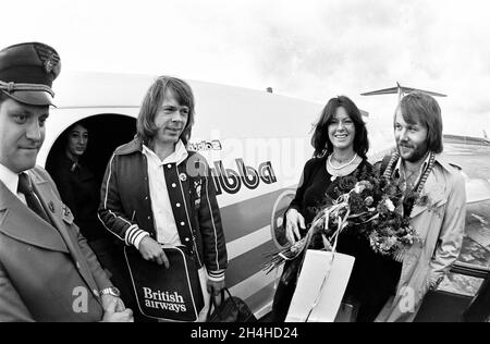 1976-10-10Svedese gruppo pop Abba, Bjorn Ulvaeus, anni-Frid Lyngstad e Benny Andersson in arrivo a Varsavia, in Polonia. Foto: Bjorn Larsson Ask / Kamerabild / TT / code 3020 Foto Stock