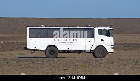 Jokulsarlon, Islanda il 30 luglio 2021: Autobus da Ice Lagoon avventura tour trasporto turisti Foto Stock