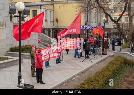 Vladivostok, Russia - 1 maggio 2016: Incontro del partito politico del Partito Comunista della Federazione Russa in un monumento a Lenin. Foto Stock