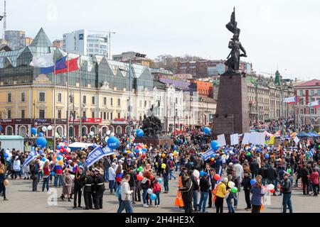 Vladivostok, Russia - 1° maggio 2016: Processione celebrativa del 1° maggio. Foto Stock