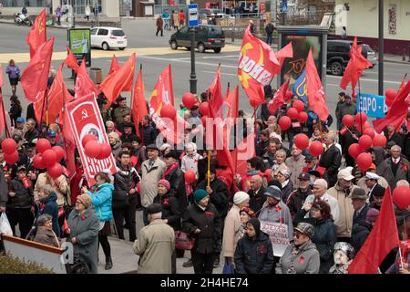 Vladivostok, Russia - 1 maggio 2016: Incontro del partito politico del Partito Comunista della Federazione Russa in un monumento a Lenin. Foto Stock