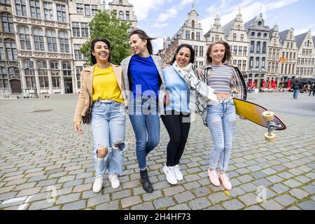 Anversa, Belgio, 21 maggio 2021, gruppo multirazziale di giovani donne attraenti abbraccianti, sorridenti e a piedi nel centro della città. Stile di vita urbano, divertimento. Foto di alta qualità Foto Stock