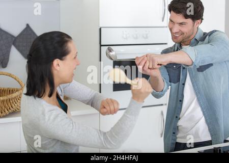 coppia che si divertono sentendosi giocoso Foto Stock