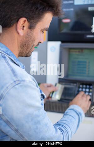 l'uomo paga il carburante con una carta di credito Foto Stock